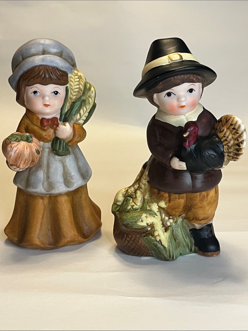 VTG Thanksgiving Hand Painted Ceramic Pilgrim Boy & Girl Figurine Set - Mint